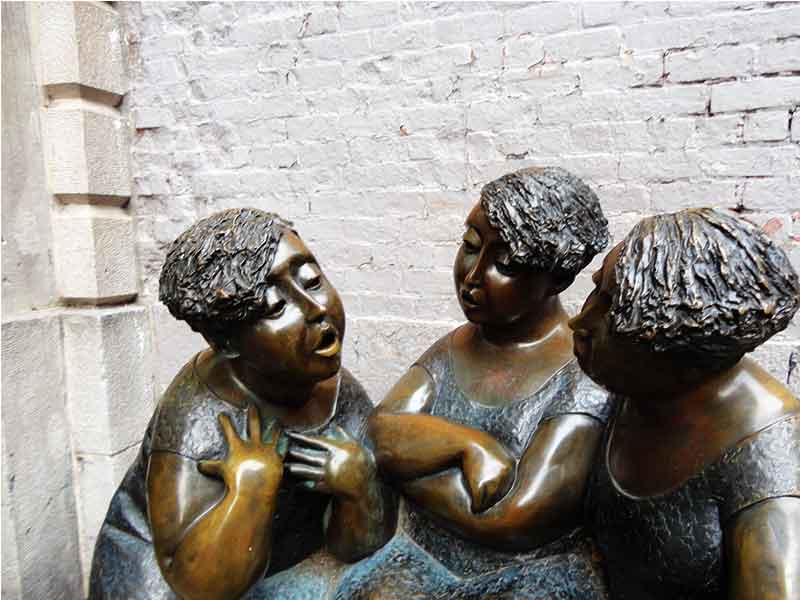 3 ladies statue