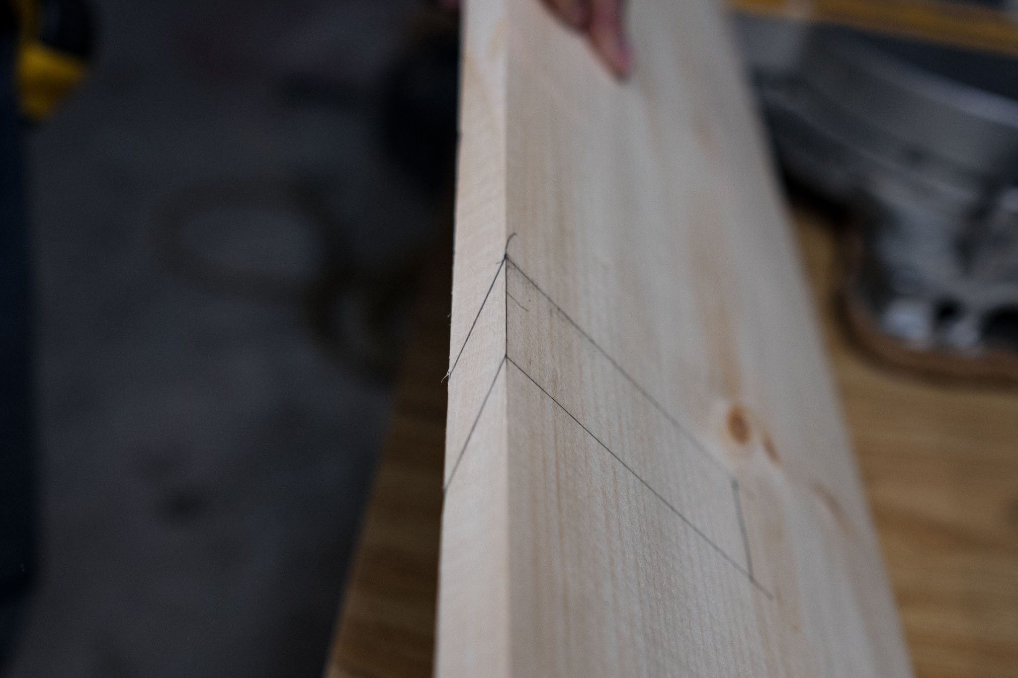 The process behind my minimal wood shelf project